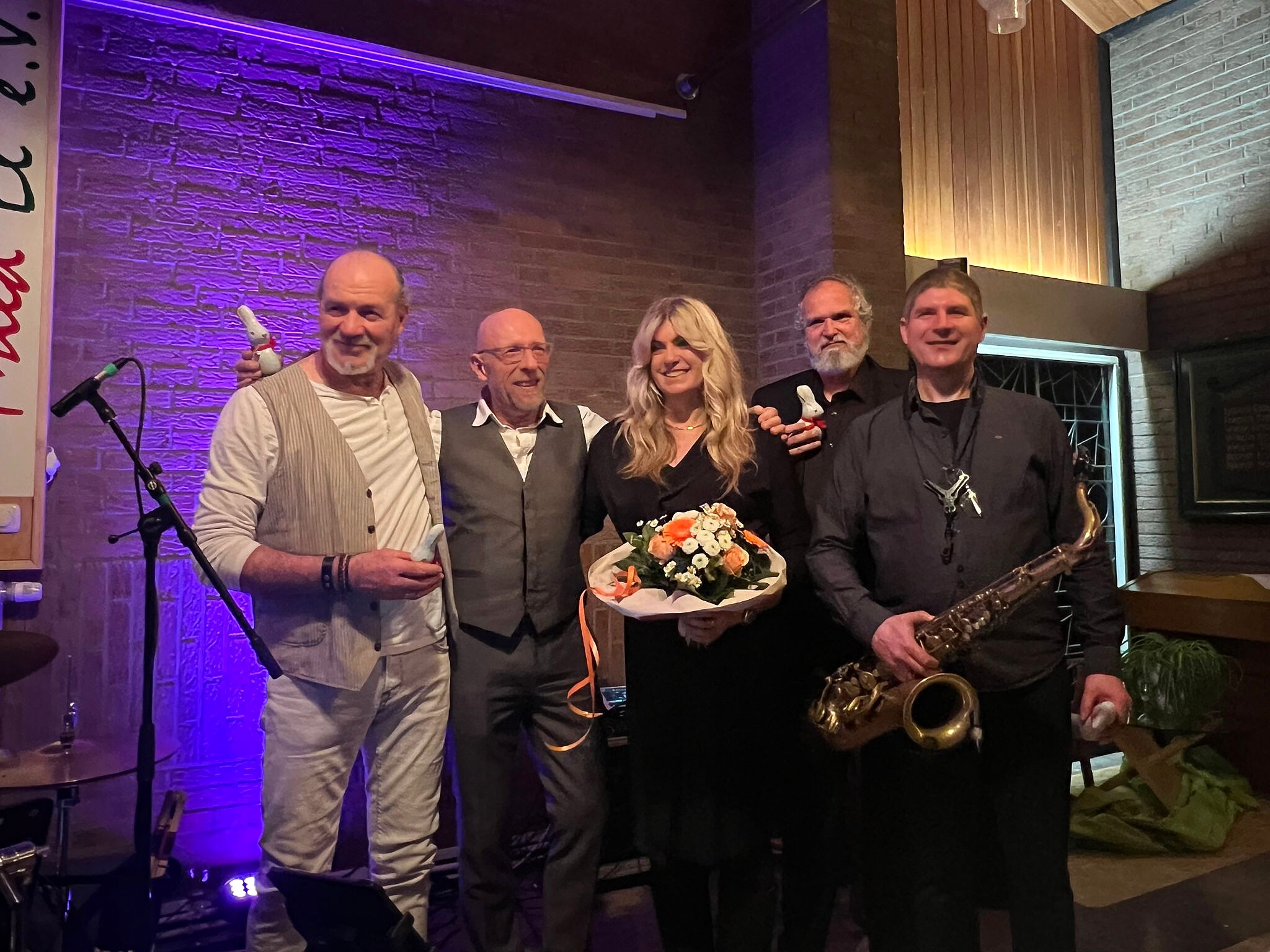 4Bars-Quartett feat. Barbara May nach dem Konzert mit Blumenstrauß