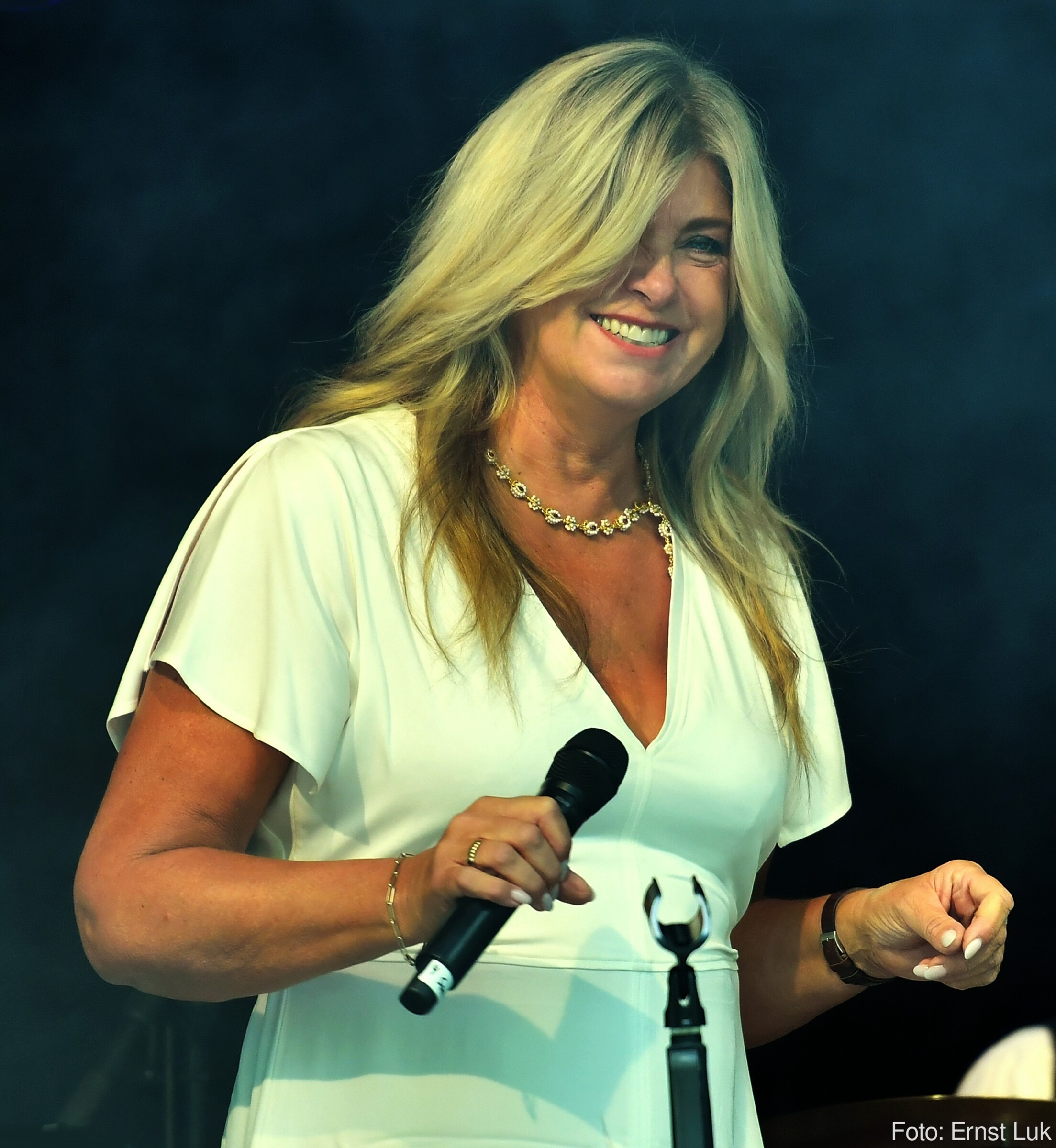 Barbara May lächelnd auf der Bühne